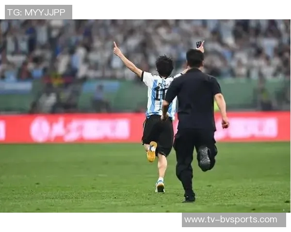 梅西与传奇门将伊基塔赛前亲密互动温馨拥抱引发球迷热议 梅西与传奇门将伊基塔赛前亲密互动温馨拥抱引发球迷热议